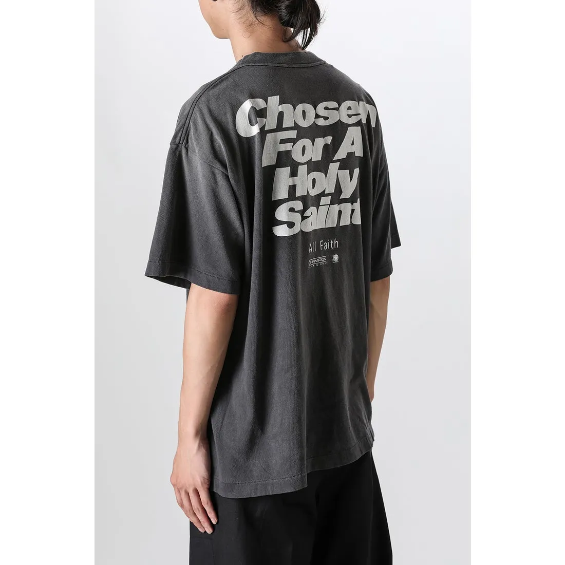 SAINT Mxxxxxx CHOSEN SS TEE/BLK Burst pattern/fingerprint print Chosen Tee Washed black S-XL Look for cylindrical fabrics without side seams. Don’t buy open-width fabrics anymore. It’s boring. Assute garment dyeing. Spray the whole piece with Ma Liu. Re-spray heavy fade. Collar and cuffs are frayed. Many places are broken. Authentic grade printing restored. Original consistent main mark/wash mark/with little angel anti-counterfeiting label.